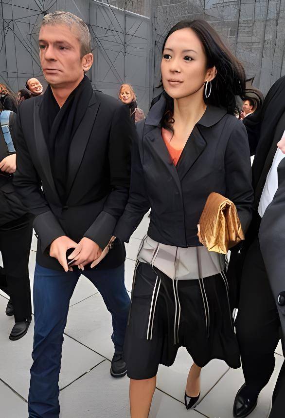 但这件事情,章子怡的哥哥怀疑是赵欣瑜泄露出去,便打电话威胁她.