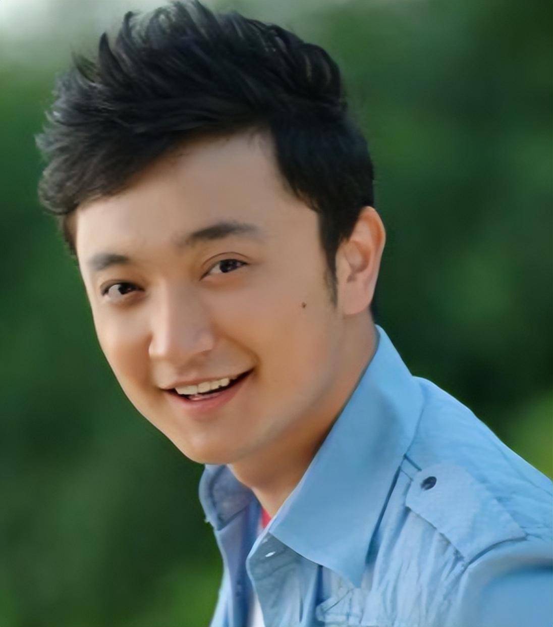 央视名嘴尼格买提:30岁娶新疆女孩,结婚10年无子,他过得好吗