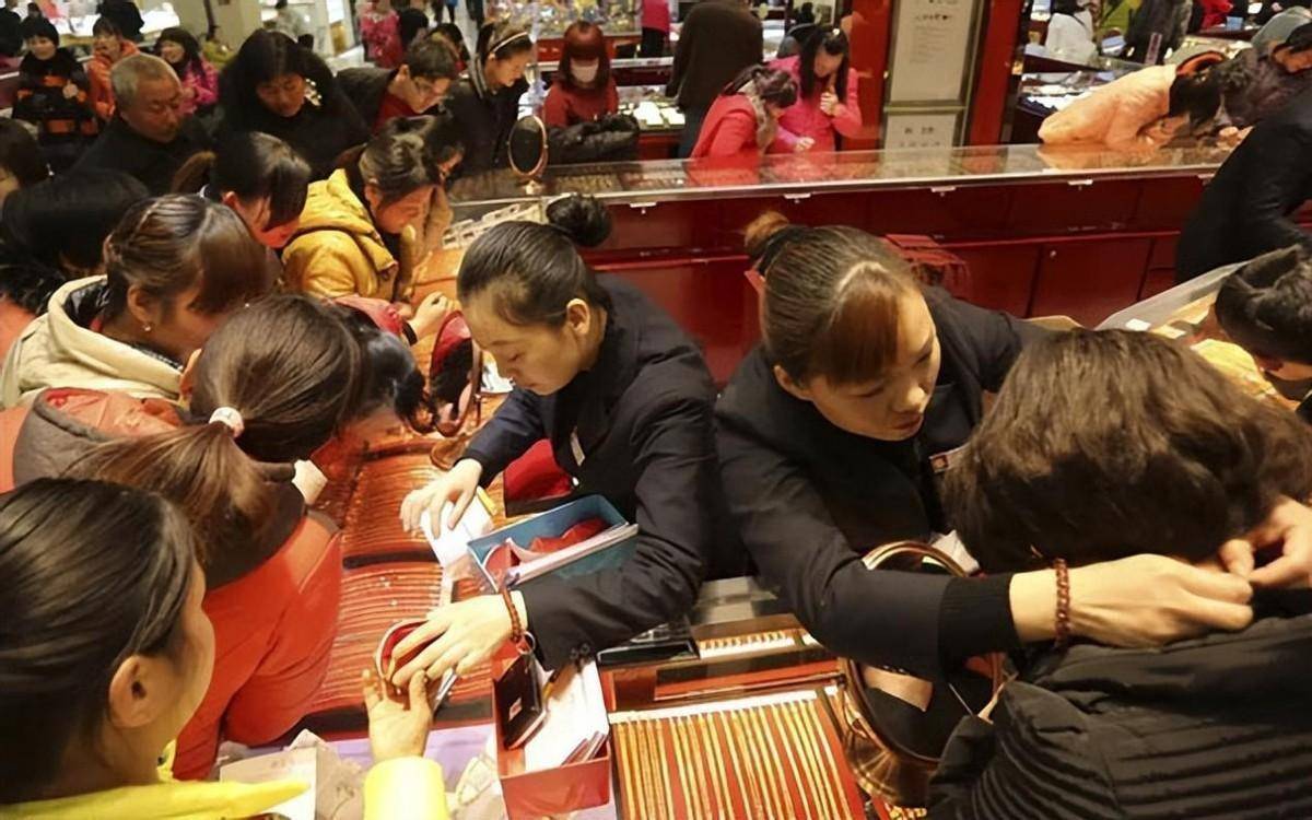 比如说在北京的一家黄金柜台前面,前来购买黄金的消费者竟然排起了长