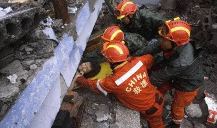 沙鸥本是河南人,2008年5月12日那一天她刚好在汶川旅行,不曾想难得一