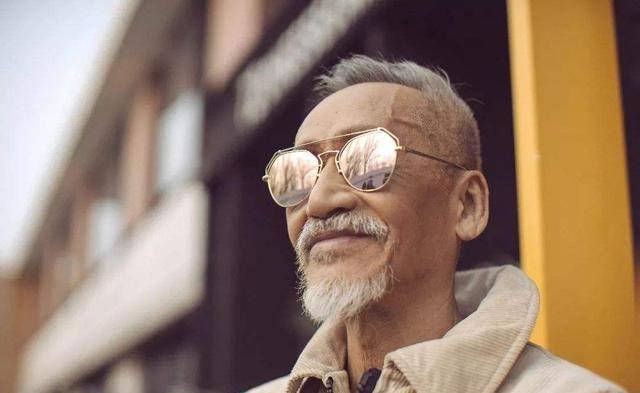 他曾捧红费玉清,黄绮珊,开拉面馆,如今76岁依然身体健朗_陈彼得_音乐