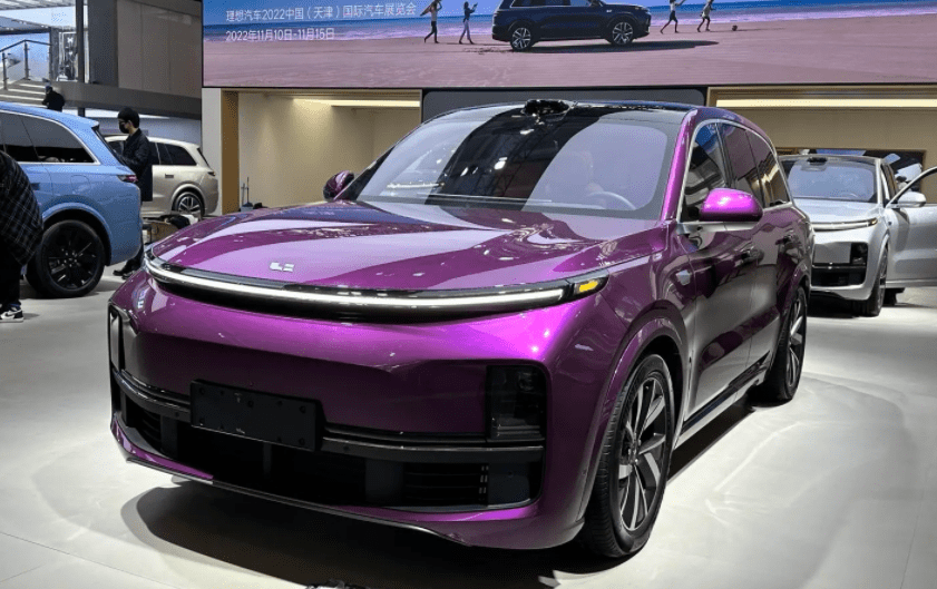 首先是外观方面,深紫色的外观极其亮眼,前脸采用封闭式进气格栅,采用