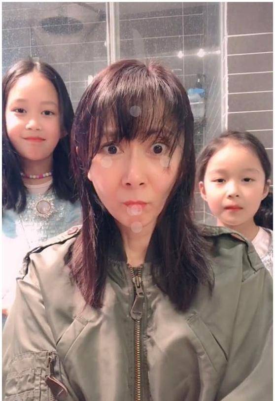 《还珠格格》22年后,塞娅公主张恒晒近况,41岁模样大变撞脸蔡明_老公