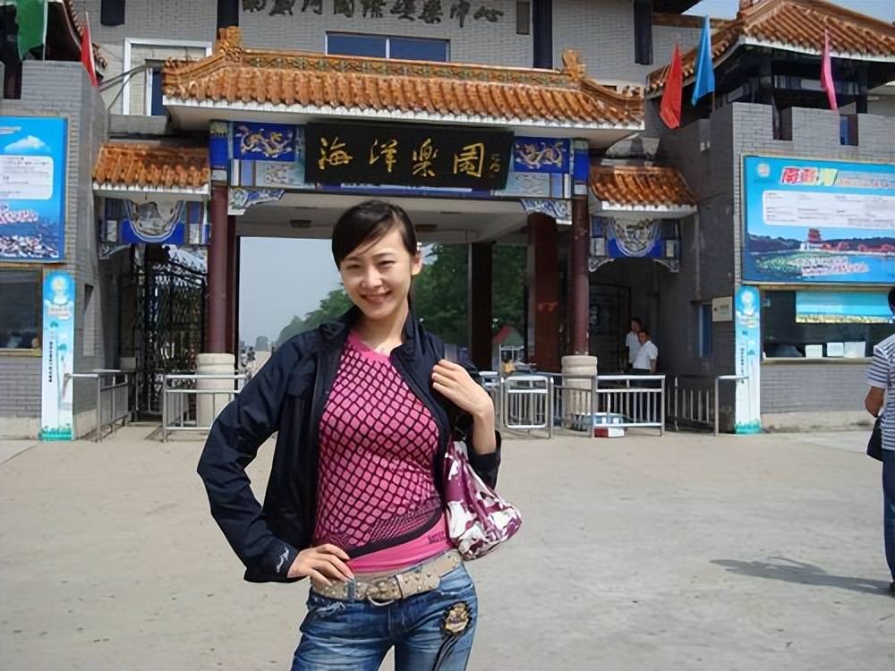 40岁"程程"曲栅栅秀恩爱,陪黄海波打高尔夫,相信他是正直之人_狂飙