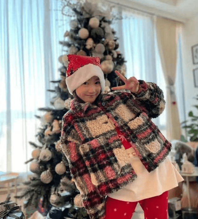 李小鹏女儿奥莉近照曝光,笑容甜美身材好,不学体操反学花样滑冰