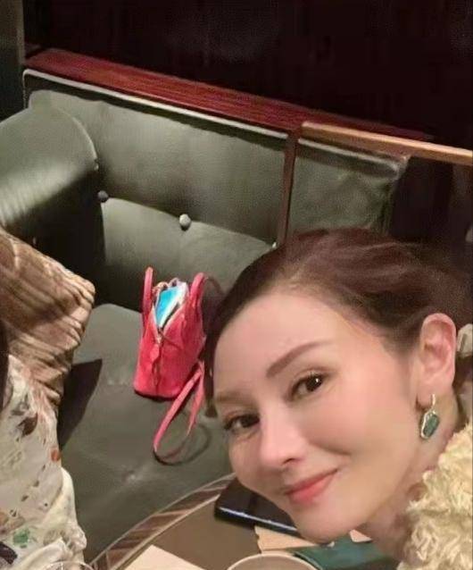 港姐李嘉欣与闺蜜聚会,身穿皮草显贵气,和李克勤老婆同框比美_李嘉明