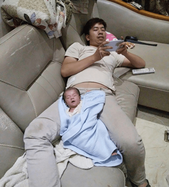 宝爸自告奋勇哄娃睡觉,却自己睡着把孩子晾一边,网友:亲爹无误_妈妈