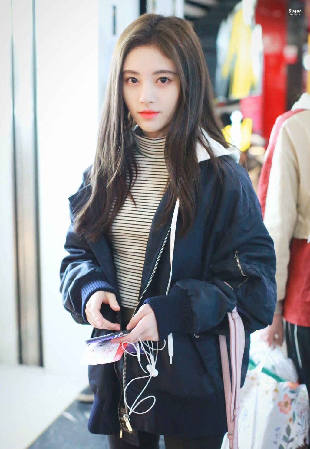 鞠婧祎现身机场,大棉衣配条纹t恤帅气满分,坐姿更是霸气十足_造型