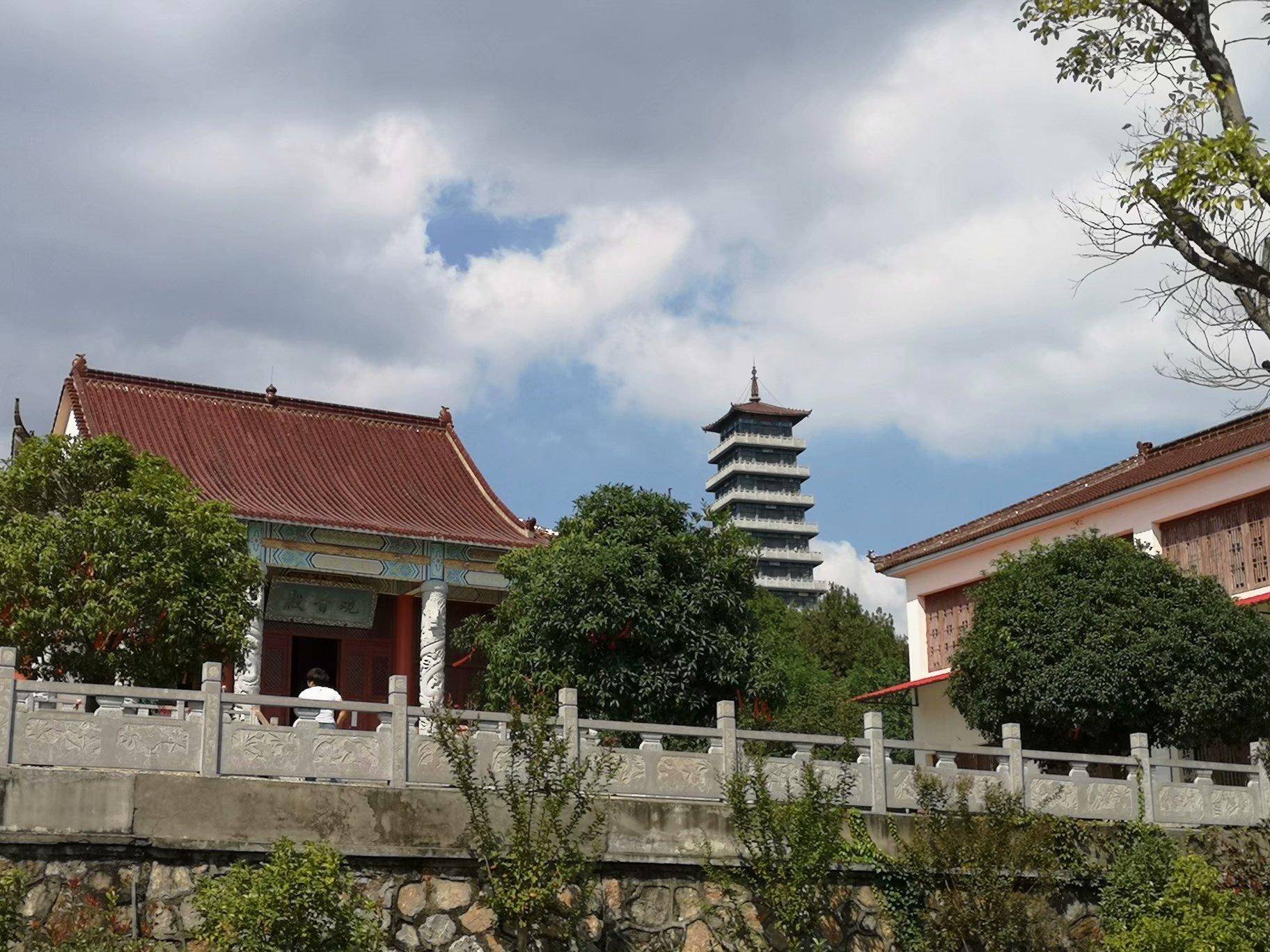 百度百科:金山滴水寺坐落在安徽省定远县大金山腹地.