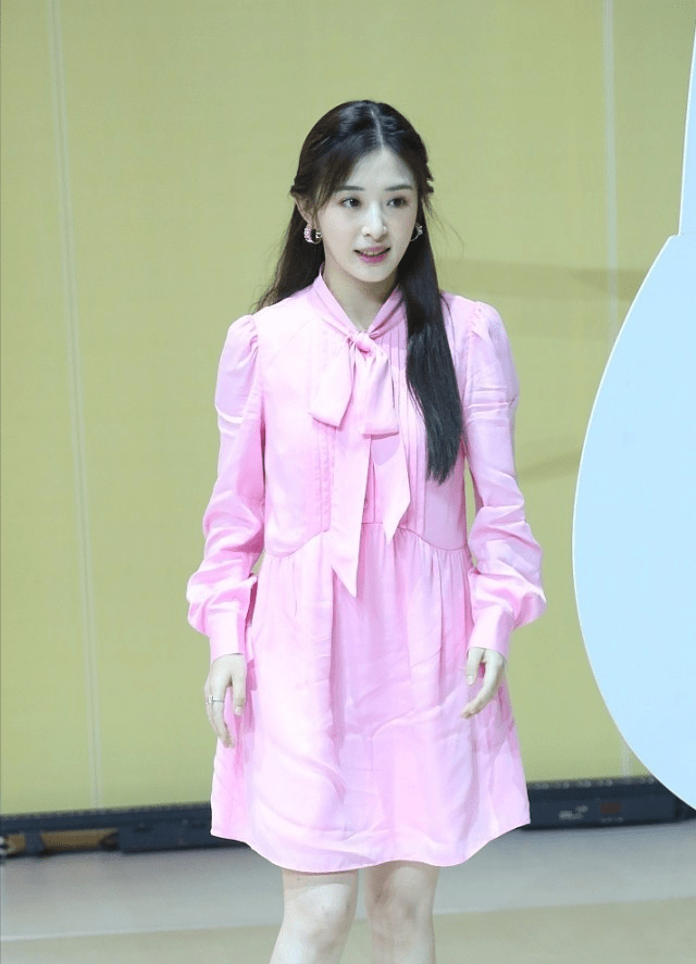 张含韵身上有着小姑娘的影子,穿粉色小短裙十分梦幻,越看越清纯_魅力