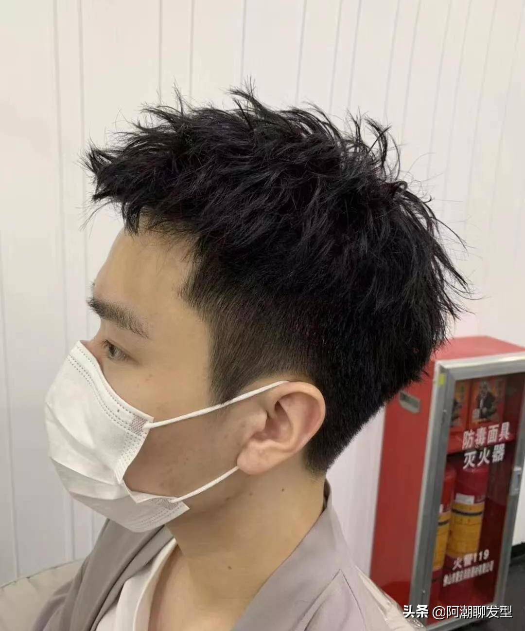 但是一般的刘海发型又怕太单调的话可以试试这款纹理烫短发两边的
