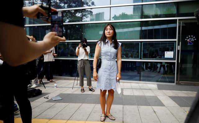 据悉,1983年11月,年仅2岁的柏丝穿着红色丝绸外套,在韩国忠清北道槐山