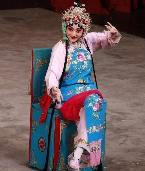 京剧名角王艳究竟是哪个派别的?实际就是杂而不精_尚派_名家_王派