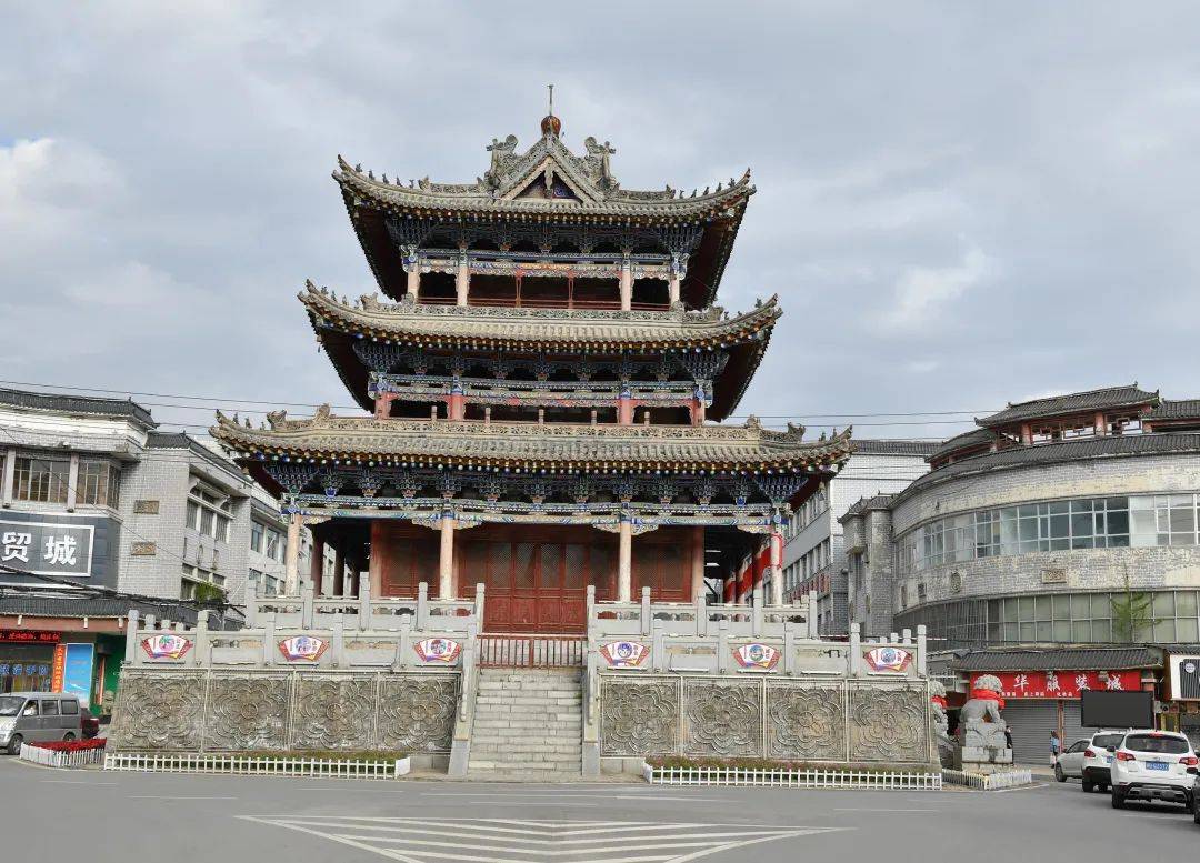 互助鼓楼土族的物质文明创造,除了酒之外,还有刺绣(盘绣),独特的建筑