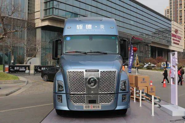 而且ta还是一款地地道道的美式长头车,这款牵引车就是陕汽商用车推出