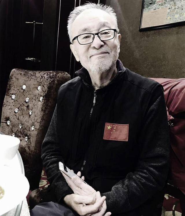 网红导游"老鬼"毕亚丁去世,享年76岁,照片曝光,儿子透露死因_死亡