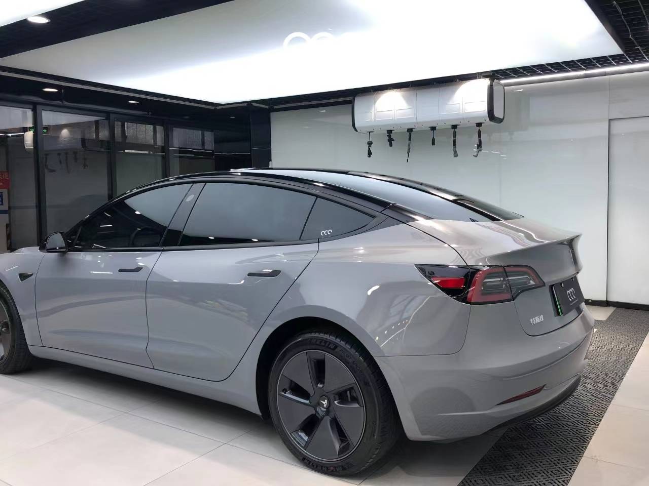 特斯拉model3漫彩改色膜超亮pet纳多灰,一种永不过时的颜色