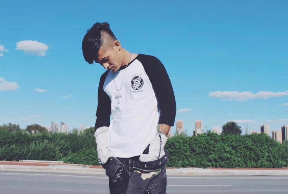 酒桌上和自己的小弟闷倒驴说:等会儿你就过去让张二嫂给你拎包,他如果