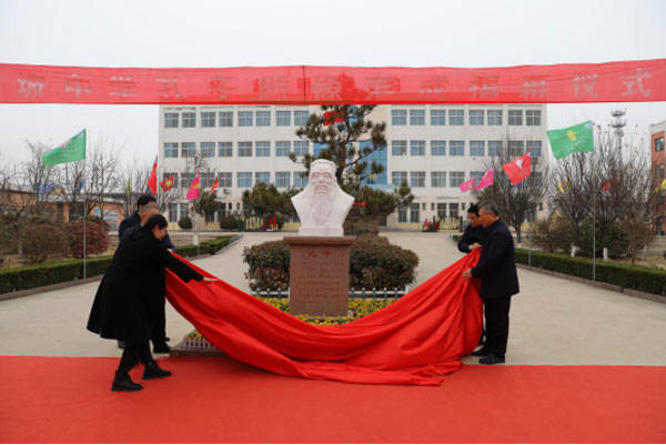 沂南县在大庄镇杨坡中学,中心校举行孔子雕像落成仪式_董事长_郭大