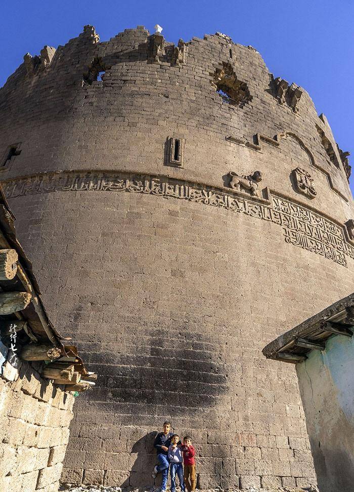 「土耳其」初访迪亚巴克尔,登世遗古堡,赏底格里斯河晨雾_哨塔_城墙