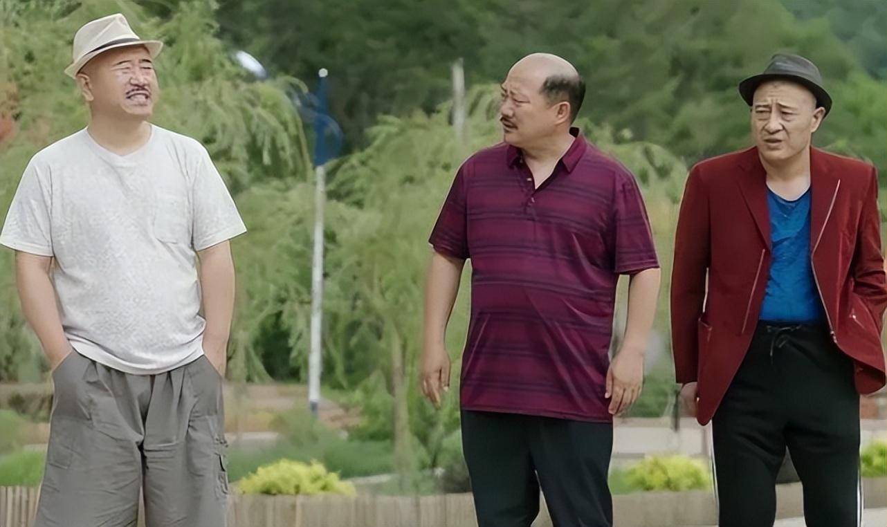 《乡爱》演员王小利唐建军开车追尾,事故现场与车主合影画面搞笑