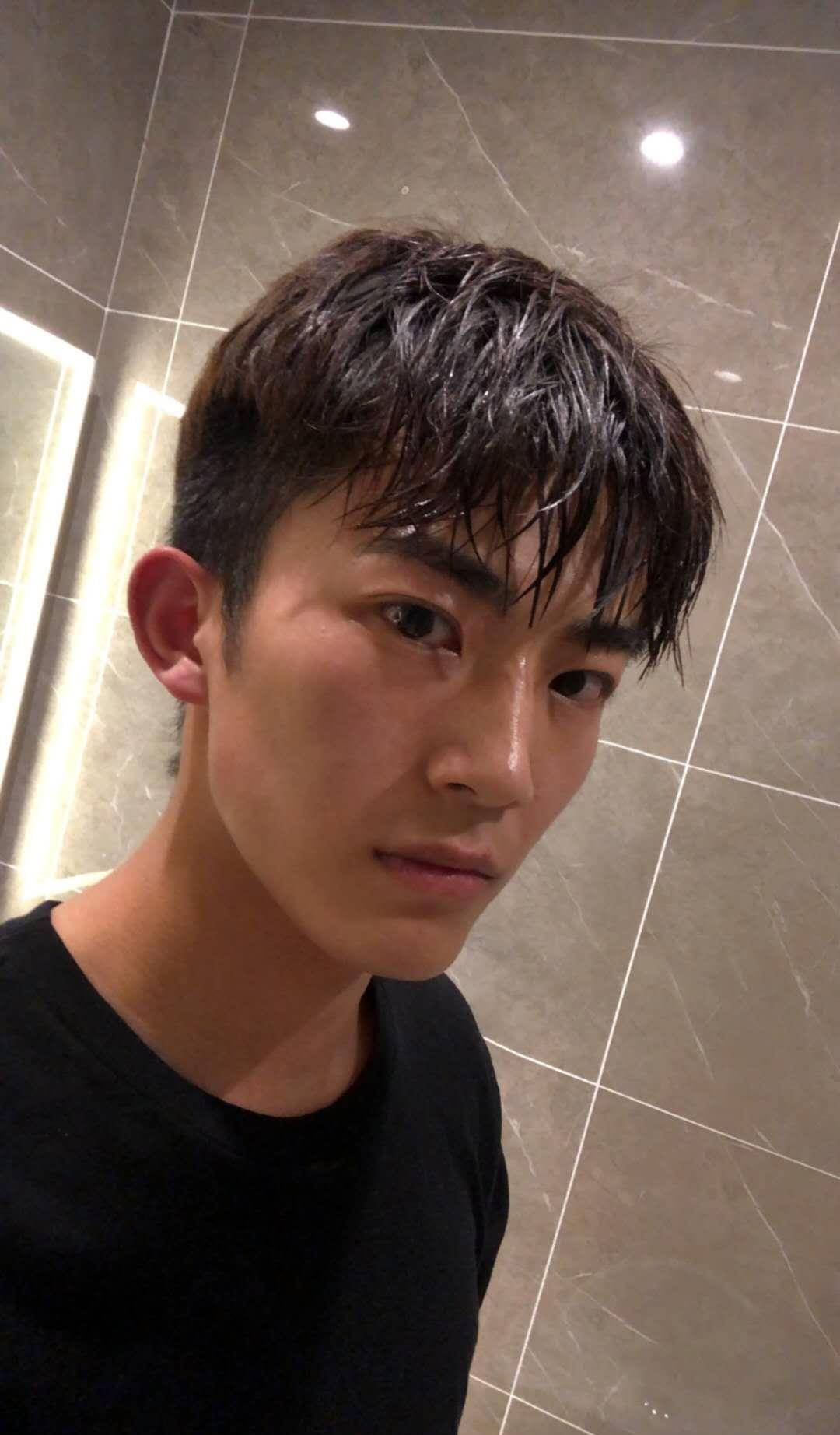 酷似易烊千玺的房家栋,名副其实妈宝男,啃姐族,原来他叫张开泰_电视剧