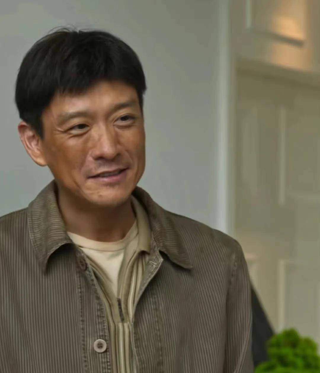 然后给了老头一个机会,让他杀了许江,让他给女儿的母亲报仇.