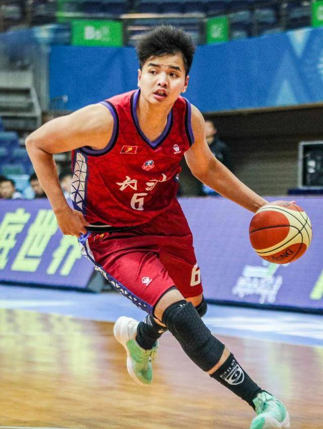 离开巩晓彬之后,他找回第二春,山东大汉场均21分成新东家得分王_杨越