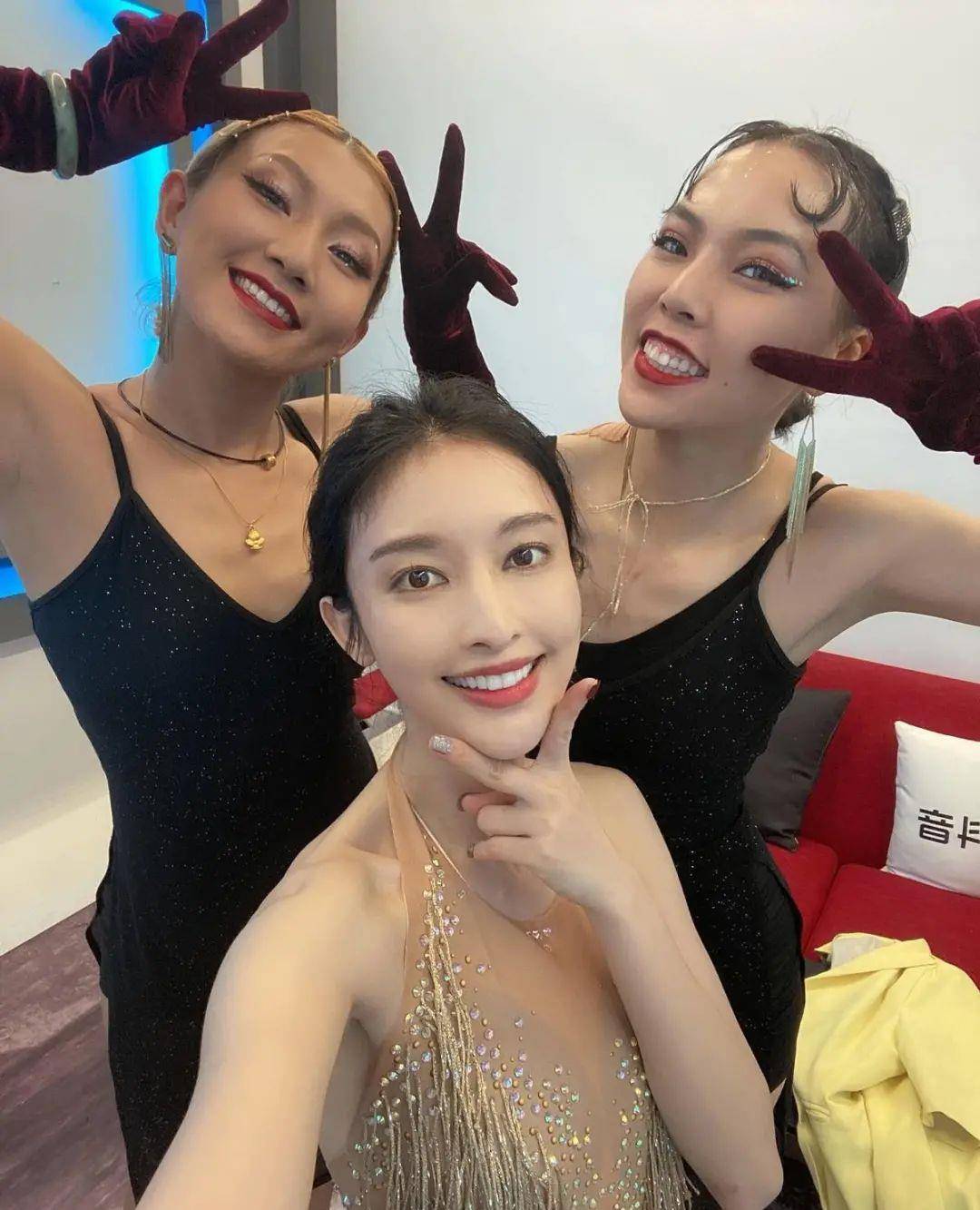 张俪金色流苏裙热舞,满溢惹火时尚,妖娆身姿牢牢抓住大众眼球_造型