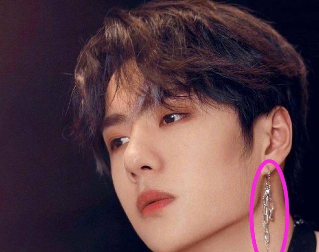 王一博耳环一戴,一面妖媚阴柔,一面阳刚酷盖