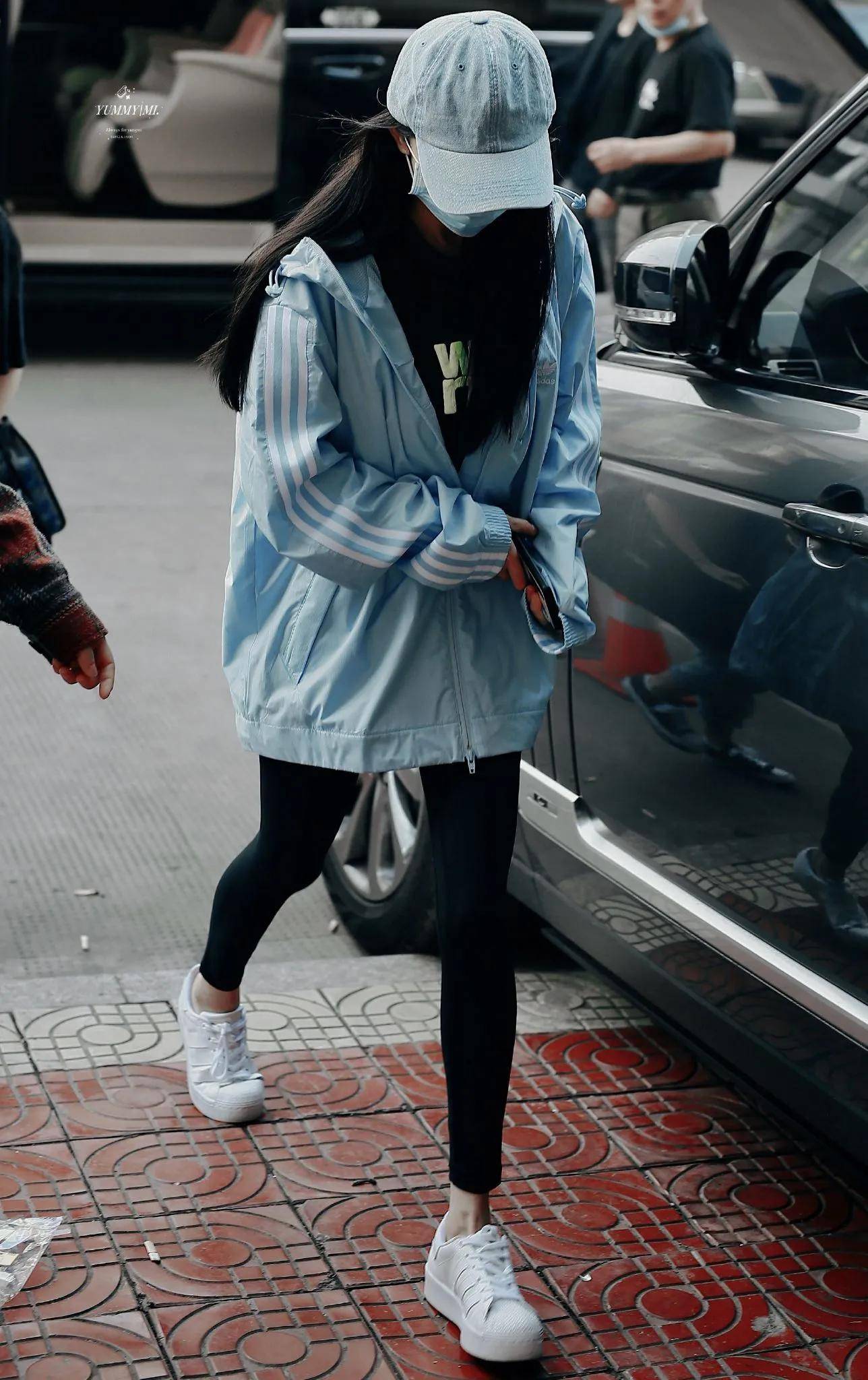 杨幂"下衣失踪"穿法很吸引眼球,肤白貌美大长腿!