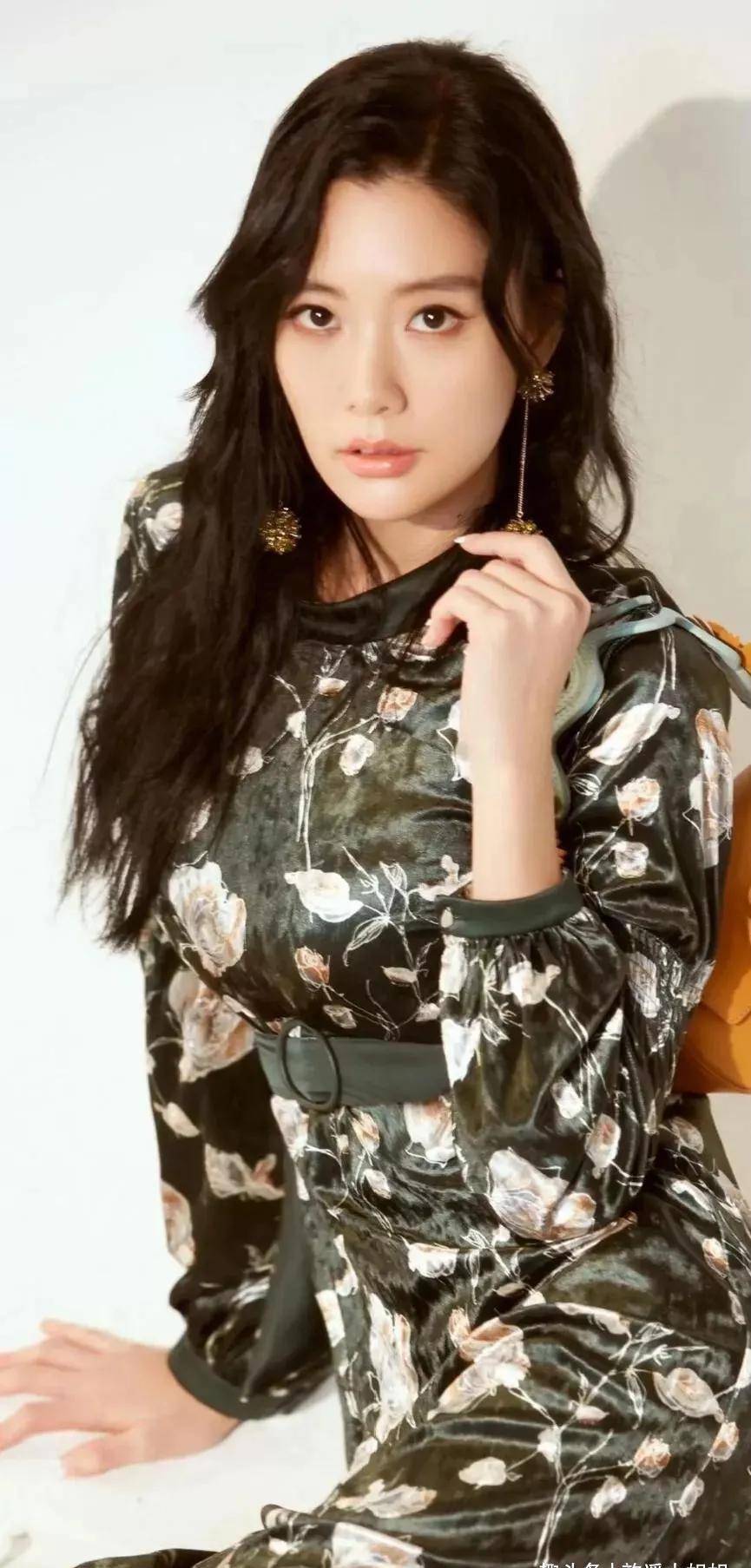 美女明星李成敏高清写真美照图,身姿曼妙,时尚动人