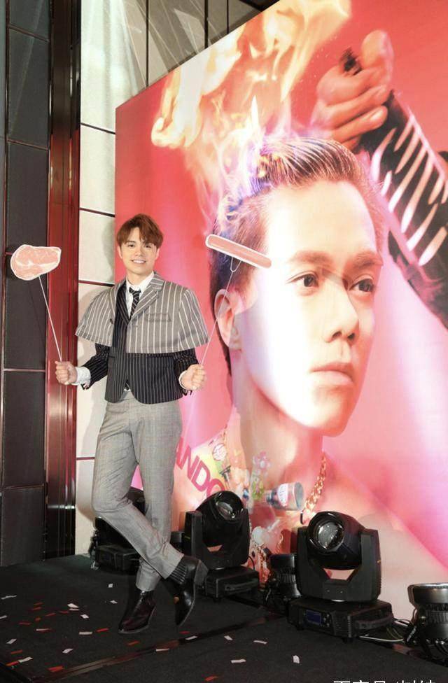 张敬轩演唱会放飞自我妖艳开唱,容祖儿任嘉宾直呼两人是好姐妹_环节