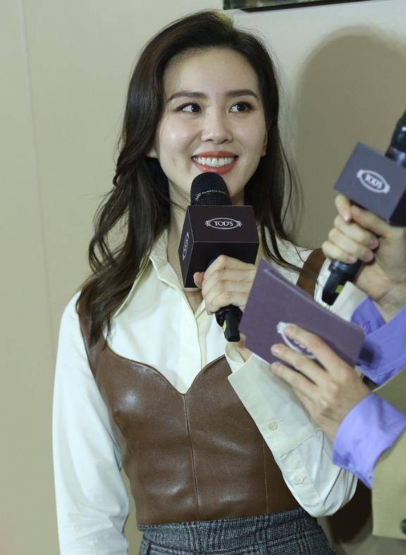 刘诗诗当妈后近照发福,生图法令纹明显,粉丝感慨:她今年才33岁_因为