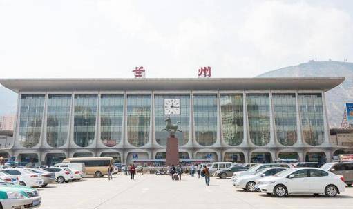中国最“尴尬”的火车站，站名写错66年至今不改，游客表示不解！(图1)