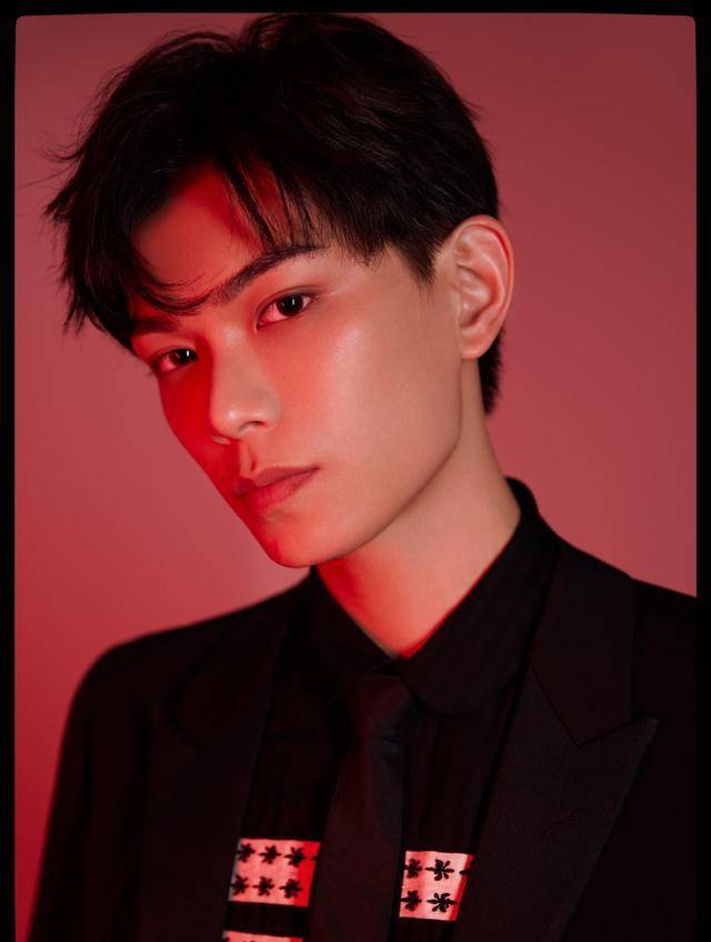 郑乃馨搭档丁禹兮学长表演《着迷》,画风甜美,似公主与王子同台_舞台