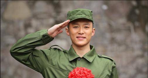 《招摇》中的姜武不温不火10年,终于靠着《黑色灯塔》翻身了_代旭