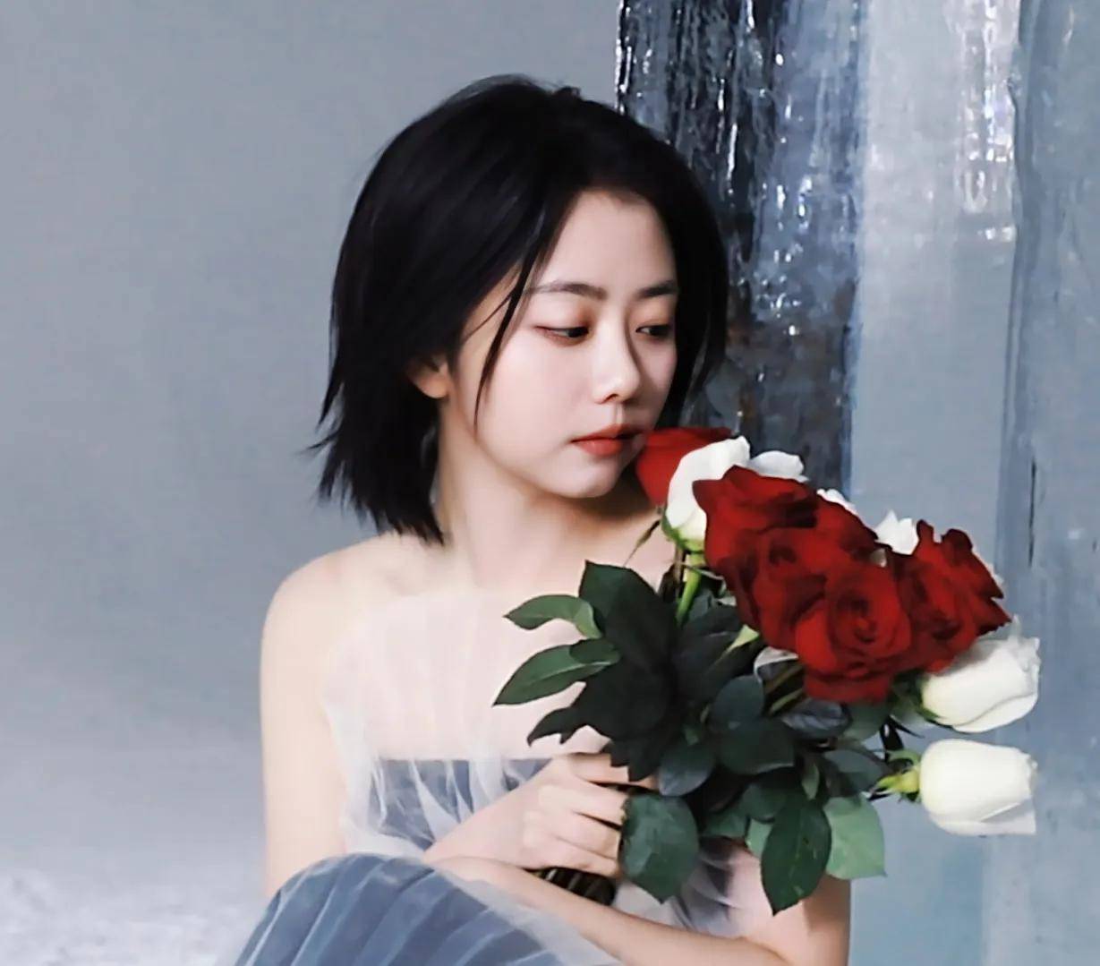 关晓彤,虞书欣,谭松韵,赵今麦2月10日营业图,明星日常穿搭_造型_长裙