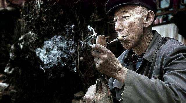 民间最神奇的一行业,卖东西不收钱只留下预言,被人称为鬼谷后人_农村