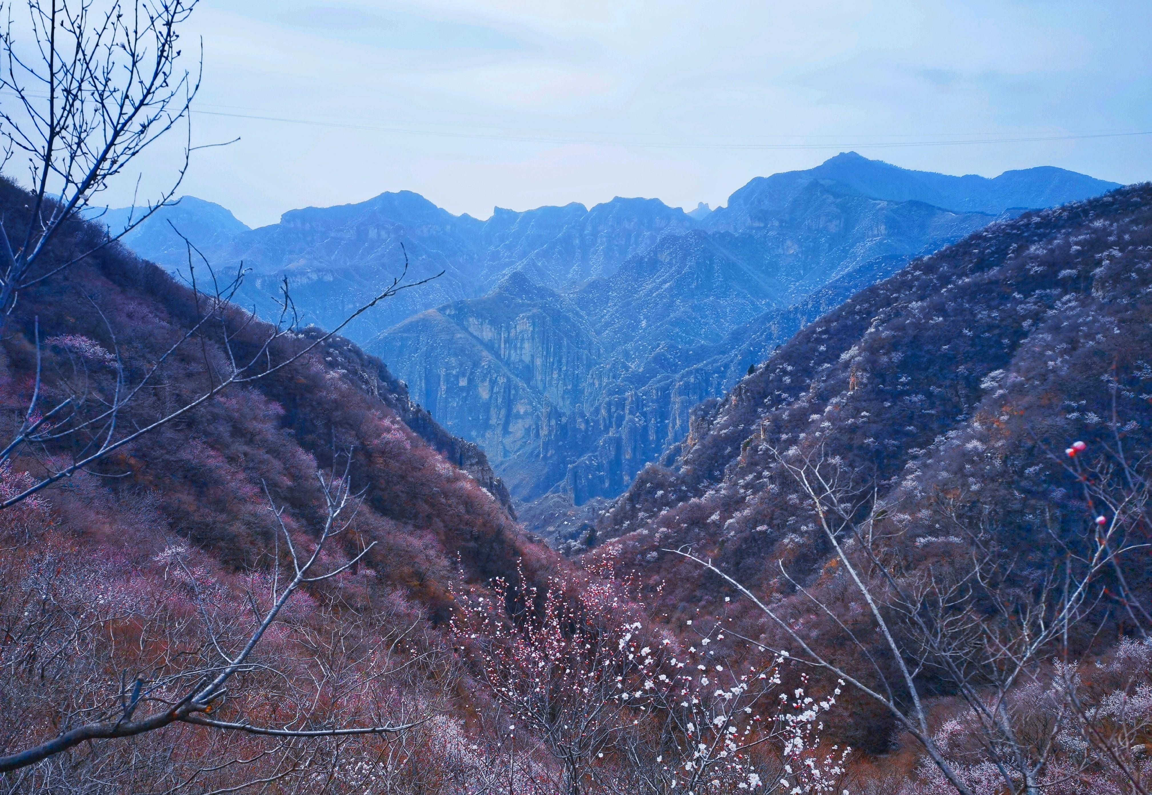 京郊踏春記,房山淶瀝水村,三水穿越步道登山,山谷美若桃花源_斷崖