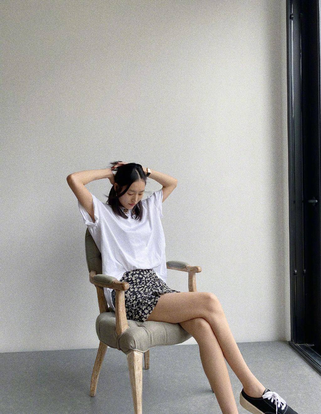 她被称为"现役国模第一",今穿暖橙色套装出镜,长腿很迷人_刘雯_气质