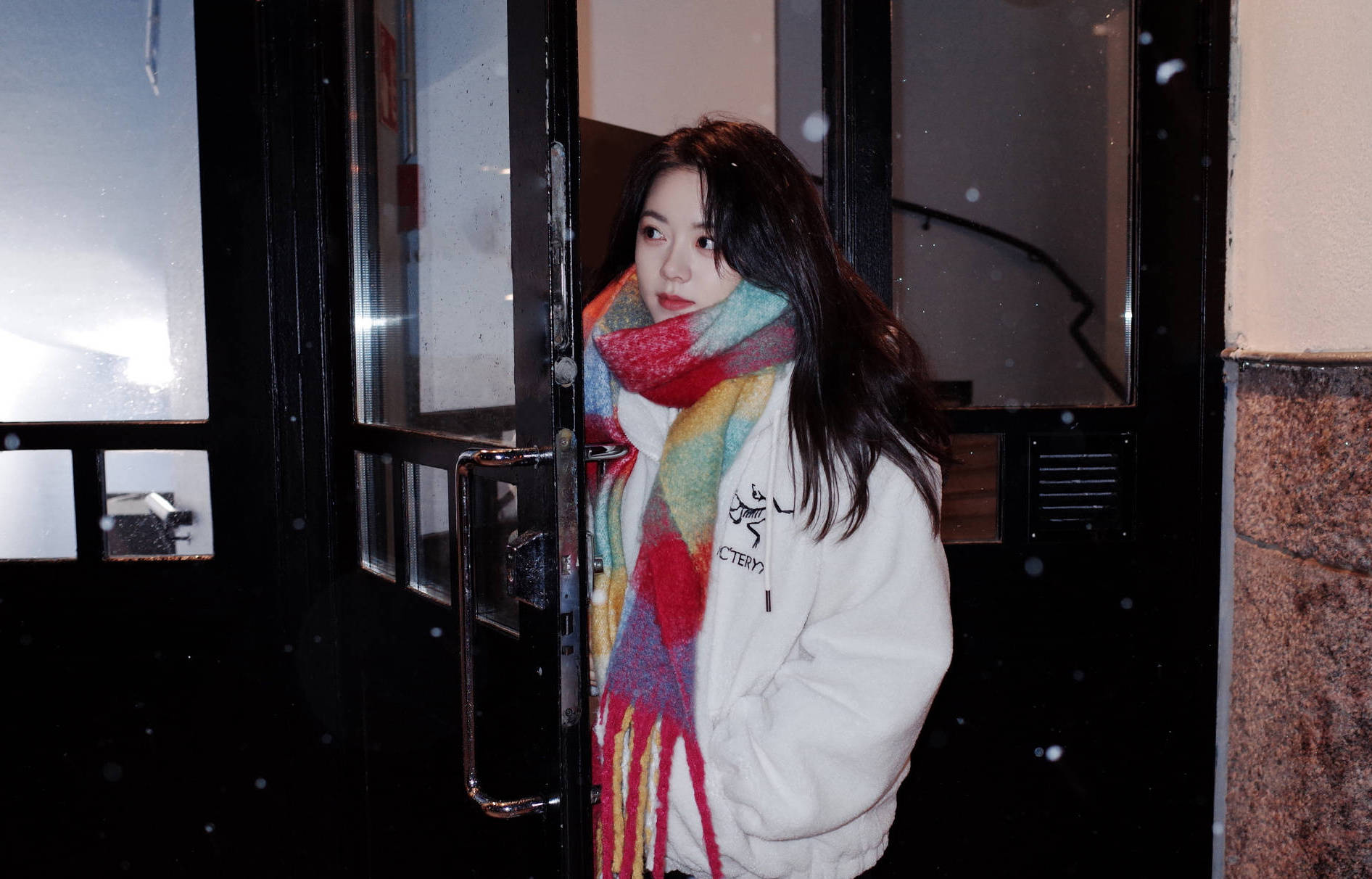 赵今麦晒芬兰雪景随拍白外套搭彩色围巾质感十足