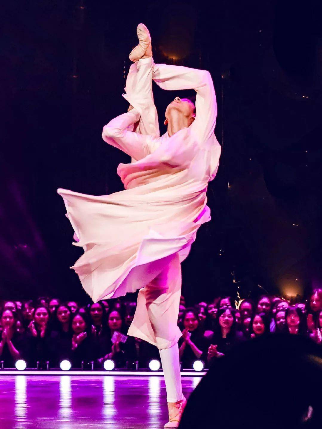 同样在客厅跳过舞,姜昆对他赞不绝口,何炅因为他红了眼眶_舞蹈_李响_