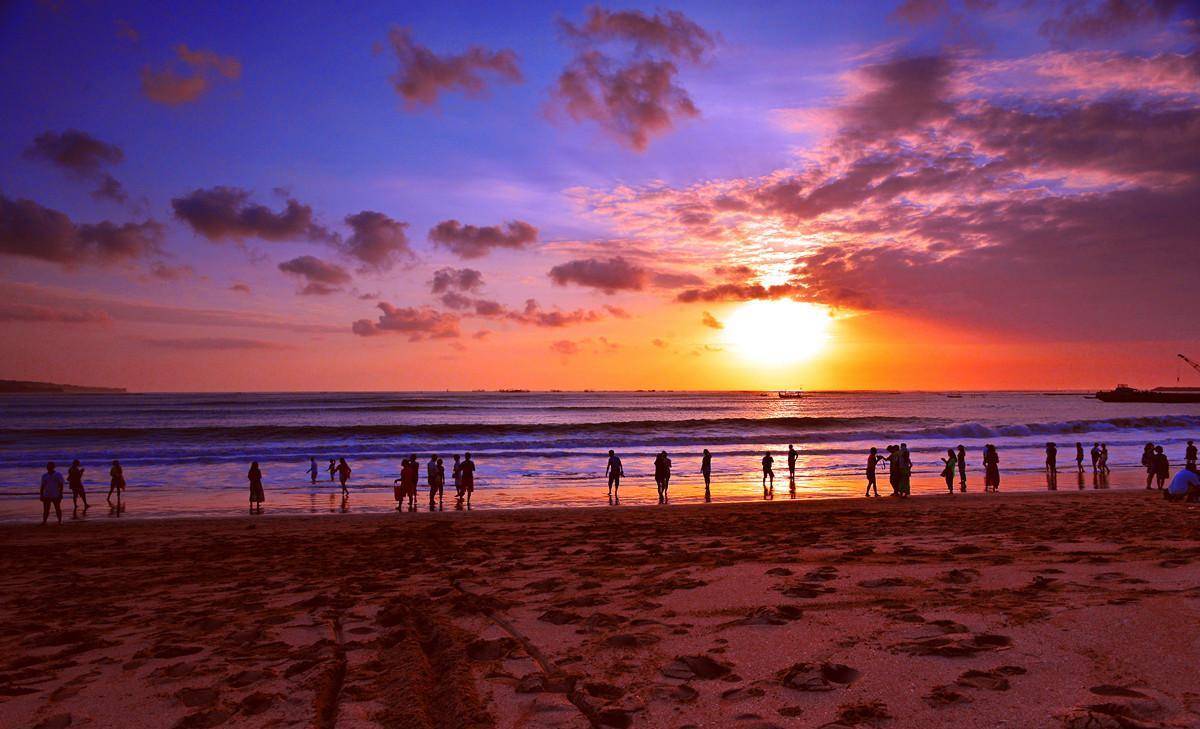 金巴兰海滩:这里有最美的日落,还有那美味的大餐_游客_落日_小渔村