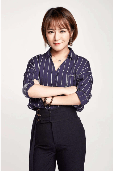 作为老师眼中的好同学,顺利地从大学毕业后去了深圳一家国企工作,朝九