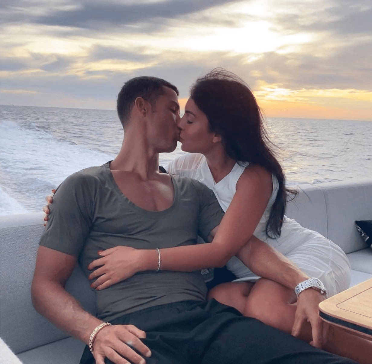 世界足坛情人节神仙伴侣 最羡慕黑人球星登贝莱迎娶白人网红女主播