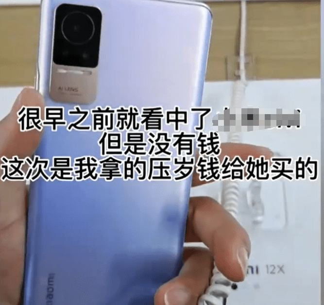 送给父母的礼物排行榜_男孩用压岁钱买手机送妈妈反被骂,态度令人窒息,让很多网友共鸣