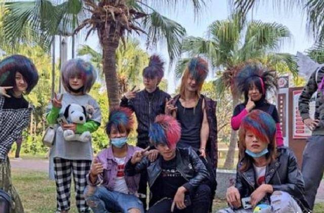 06年,11岁广东小伙创办"杀马特家族",后被富婆看上,今咋样?