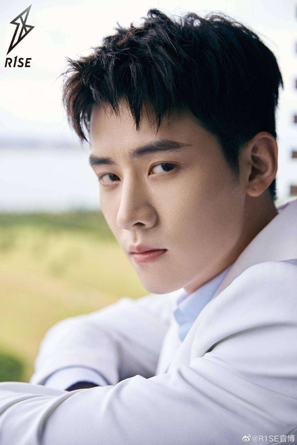 目前焉栩嘉对此事还没有做任何回应,看来还在紧急公关会议协商吧,不