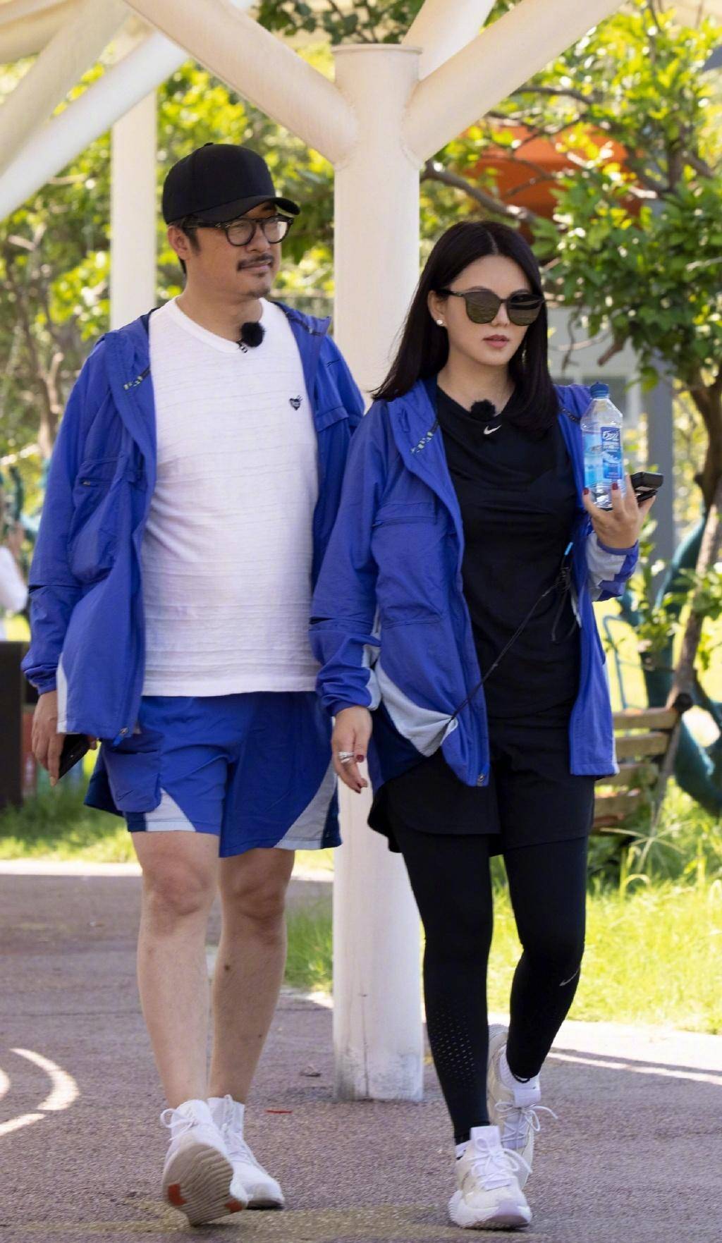 王岳伦李湘情侣装现身,全程亲密揽腰秀恩爱,心情大好不受影响